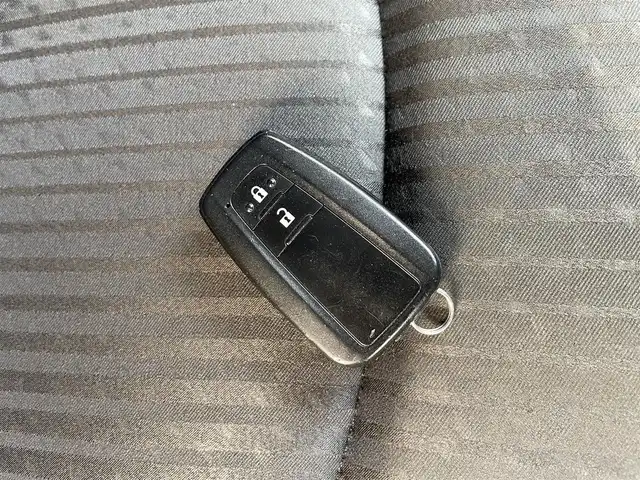 トヨタ プリウス A 大阪府 2016(平28)年 9.1万km グレーメタリック (株)IDOMが運営する【じしゃロン東大阪店】の自社ローン対象車両になります。こちらは現金ご利用時の価格です。/自社ローンご希望の方は別途その旨お申付け下さい。/モデリスタエアロ（フロント，サイド，リア）/純正9インチSDナビ【DSZT-YC4T】/　フルセグTV、CD、DVD、Bluetooth、SDREC/バックカメラ/前後コーナーセンサー/ブラインドスポットモニター/アダプティブクルーズコントロール/ヘッドアップディスプレイ/ビルトインETC/横滑り防止装置/衝突軽減システム/車線逸脱防止装置/スマートキー＆プッシュスタート/社外17インチAW/取説