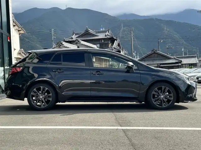 トヨタ カローラツーリング ダブルバイビー 愛媛県 2020(令2)年 4.9万km ブラックマイカ 純正9型ディスプレイオーディオ/バックカメラ/前後ドライブレコーダー/トヨタセーフティセンス/衝突被害軽減装置/車線逸脱防止装置/レーダークルーズコントロール/ブラインドスポットモニター/クリアランスソナー/ステアリングリモコン/ハーフレザー/ETC/電動パーキングブレーキ/電格ミラー/ヒートミラー/ヘッドライトレベライザー/トノカバー/純正布生地ラゲッジマット/LEDヘッドライト/現状サマー(純正AW)(215/45/R17)/TOYO TRANPATH mpZ