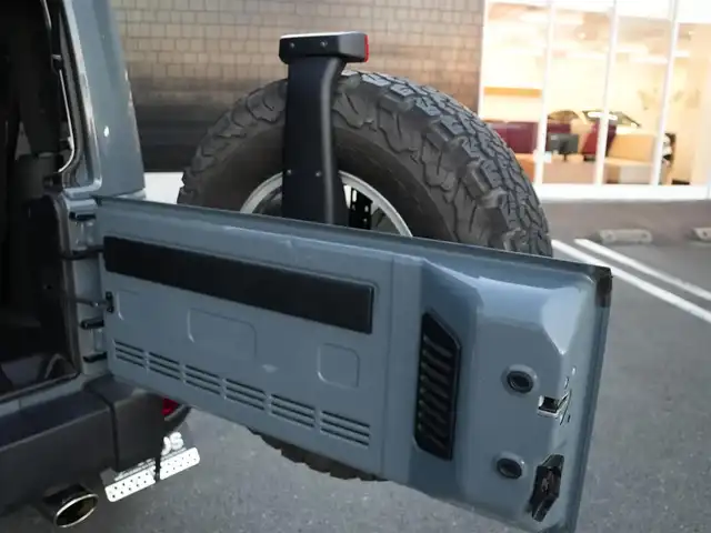 クライスラー・ジープ ジープ ラングラー サハラ 静岡県 2015(平27)年 5.9万km アンヴィル アンヴィルカラー/JAOS BATTLAZステンレスマフラー/JAOSマッドガード/社外エアクリーナー/社外インテークパイプ/背面タイヤ/ＲＡＮＣＨＯショックアブソーバ/社外バックカメラ/LEDヘッドライト/キーレス/ETC