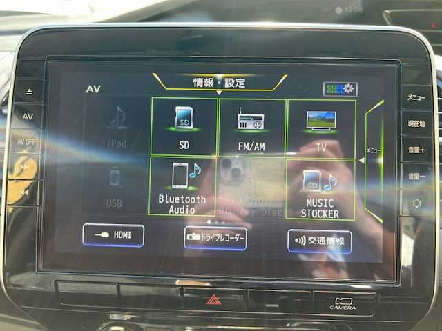 日産 セレナ ハイウェイスター V 東京都 2022(令4)年 1.7万km ブリリアントホワイトパール 2トーン 純正ナビ/(フルセグTV/Bluetooth/CD/DVD/Blu-ray/SD)/全方位カメラ/プロパイロット/両側パワースライドドア/ハンズフリーセンサー/フリップダウンモニター/ETC/ドライブレコーダー/車線逸脱防止支援システム/後側方衝突防止支援システム/エマージェンシーブレーキ/ブラインドスポットモニター/デジタルインナーミラー/スペアキー1本/後部座席テーブル/純正フロアマット/保証書/取扱説明書