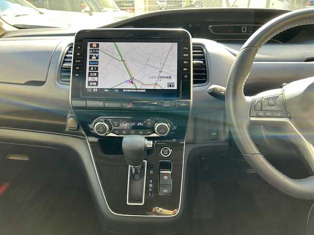 日産 セレナ ハイウェイスター V 東京都 2022(令4)年 1.7万km ブリリアントホワイトパール 2トーン 純正ナビ/(フルセグTV/Bluetooth/CD/DVD/Blu-ray/SD)/全方位カメラ/プロパイロット/両側パワースライドドア/ハンズフリーセンサー/フリップダウンモニター/ETC/ドライブレコーダー/車線逸脱防止支援システム/後側方衝突防止支援システム/エマージェンシーブレーキ/ブラインドスポットモニター/デジタルインナーミラー/スペアキー1本/後部座席テーブル/純正フロアマット/保証書/取扱説明書