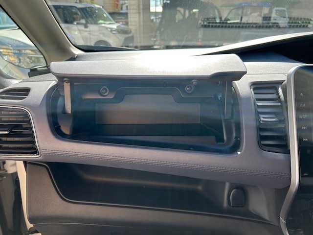 日産 セレナ ハイウェイスター V 東京都 2022(令4)年 1.7万km ブリリアントホワイトパール 2トーン 純正ナビ/(フルセグTV/Bluetooth/CD/DVD/Blu-ray/SD)/全方位カメラ/プロパイロット/両側パワースライドドア/ハンズフリーセンサー/フリップダウンモニター/ETC/ドライブレコーダー/車線逸脱防止支援システム/後側方衝突防止支援システム/エマージェンシーブレーキ/ブラインドスポットモニター/デジタルインナーミラー/スペアキー1本/後部座席テーブル/純正フロアマット/保証書/取扱説明書