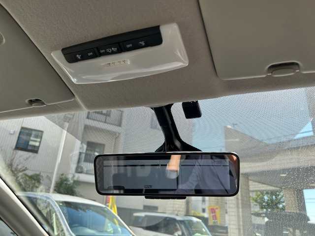 日産 セレナ ハイウェイスター V 東京都 2022(令4)年 1.7万km ブリリアントホワイトパール 2トーン 純正ナビ/(フルセグTV/Bluetooth/CD/DVD/Blu-ray/SD)/全方位カメラ/プロパイロット/両側パワースライドドア/ハンズフリーセンサー/フリップダウンモニター/ETC/ドライブレコーダー/車線逸脱防止支援システム/後側方衝突防止支援システム/エマージェンシーブレーキ/ブラインドスポットモニター/デジタルインナーミラー/スペアキー1本/後部座席テーブル/純正フロアマット/保証書/取扱説明書