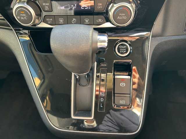 日産 セレナ ハイウェイスター V 東京都 2022(令4)年 1.7万km ブリリアントホワイトパール 2トーン 純正ナビ/(フルセグTV/Bluetooth/CD/DVD/Blu-ray/SD)/全方位カメラ/プロパイロット/両側パワースライドドア/ハンズフリーセンサー/フリップダウンモニター/ETC/ドライブレコーダー/車線逸脱防止支援システム/後側方衝突防止支援システム/エマージェンシーブレーキ/ブラインドスポットモニター/デジタルインナーミラー/スペアキー1本/後部座席テーブル/純正フロアマット/保証書/取扱説明書