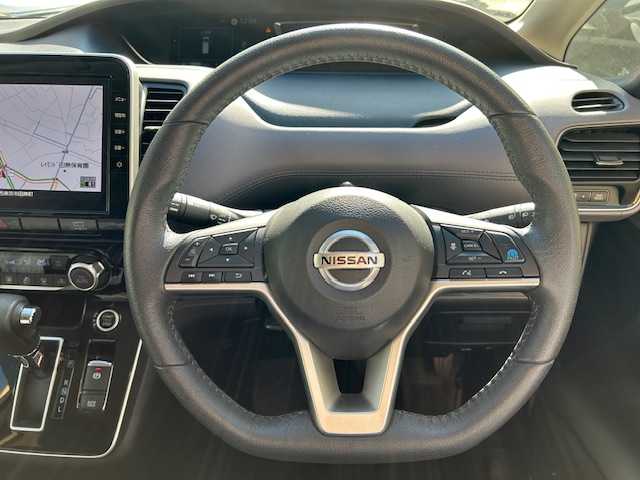 日産 セレナ ハイウェイスター V 東京都 2022(令4)年 1.7万km ブリリアントホワイトパール 2トーン 純正ナビ/(フルセグTV/Bluetooth/CD/DVD/Blu-ray/SD)/全方位カメラ/プロパイロット/両側パワースライドドア/ハンズフリーセンサー/フリップダウンモニター/ETC/ドライブレコーダー/車線逸脱防止支援システム/後側方衝突防止支援システム/エマージェンシーブレーキ/ブラインドスポットモニター/デジタルインナーミラー/スペアキー1本/後部座席テーブル/純正フロアマット/保証書/取扱説明書