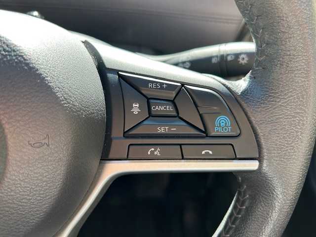 日産 セレナ ハイウェイスター V 東京都 2022(令4)年 1.7万km ブリリアントホワイトパール 2トーン 純正ナビ/(フルセグTV/Bluetooth/CD/DVD/Blu-ray/SD)/全方位カメラ/プロパイロット/両側パワースライドドア/ハンズフリーセンサー/フリップダウンモニター/ETC/ドライブレコーダー/車線逸脱防止支援システム/後側方衝突防止支援システム/エマージェンシーブレーキ/ブラインドスポットモニター/デジタルインナーミラー/スペアキー1本/後部座席テーブル/純正フロアマット/保証書/取扱説明書