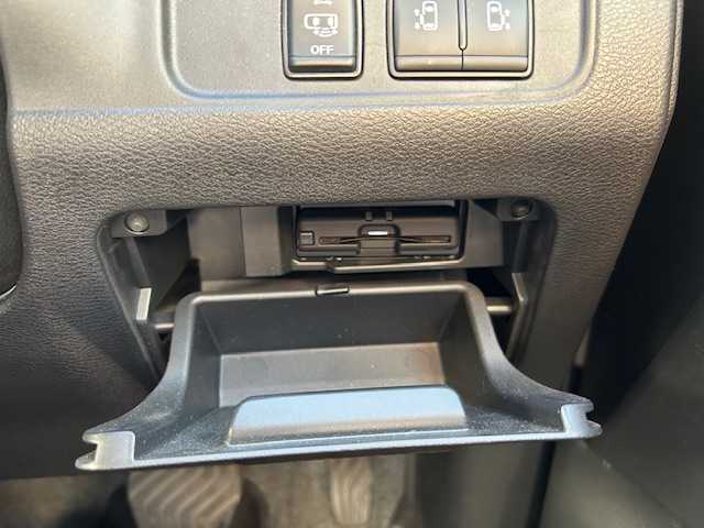 日産 セレナ ハイウェイスター V 東京都 2022(令4)年 1.7万km ブリリアントホワイトパール 2トーン 純正ナビ/(フルセグTV/Bluetooth/CD/DVD/Blu-ray/SD)/全方位カメラ/プロパイロット/両側パワースライドドア/ハンズフリーセンサー/フリップダウンモニター/ETC/ドライブレコーダー/車線逸脱防止支援システム/後側方衝突防止支援システム/エマージェンシーブレーキ/ブラインドスポットモニター/デジタルインナーミラー/スペアキー1本/後部座席テーブル/純正フロアマット/保証書/取扱説明書