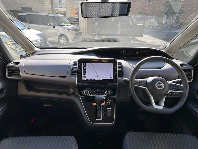 日産 セレナ ハイウェイスター V 東京都 2022(令4)年 1.7万km ブリリアントホワイトパール 2トーン 純正ナビ/(フルセグTV/Bluetooth/CD/DVD/Blu-ray/SD)/全方位カメラ/プロパイロット/両側パワースライドドア/ハンズフリーセンサー/フリップダウンモニター/ETC/ドライブレコーダー/車線逸脱防止支援システム/後側方衝突防止支援システム/エマージェンシーブレーキ/ブラインドスポットモニター/デジタルインナーミラー/スペアキー1本/後部座席テーブル/純正フロアマット/保証書/取扱説明書