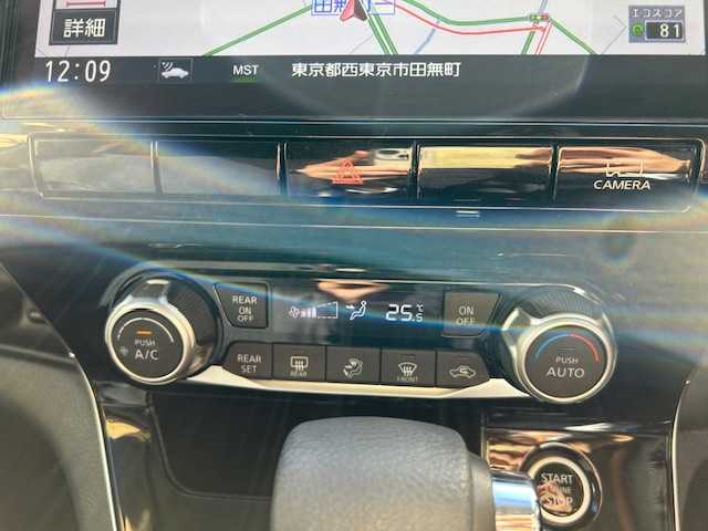 日産 セレナ ハイウェイスター V 東京都 2022(令4)年 1.7万km ブリリアントホワイトパール 2トーン 純正ナビ/(フルセグTV/Bluetooth/CD/DVD/Blu-ray/SD)/全方位カメラ/プロパイロット/両側パワースライドドア/ハンズフリーセンサー/フリップダウンモニター/ETC/ドライブレコーダー/車線逸脱防止支援システム/後側方衝突防止支援システム/エマージェンシーブレーキ/ブラインドスポットモニター/デジタルインナーミラー/スペアキー1本/後部座席テーブル/純正フロアマット/保証書/取扱説明書