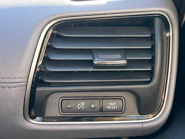 日産 セレナ ハイウェイスター V 東京都 2022(令4)年 1.7万km ブリリアントホワイトパール 2トーン 純正ナビ/(フルセグTV/Bluetooth/CD/DVD/Blu-ray/SD)/全方位カメラ/プロパイロット/両側パワースライドドア/ハンズフリーセンサー/フリップダウンモニター/ETC/ドライブレコーダー/車線逸脱防止支援システム/後側方衝突防止支援システム/エマージェンシーブレーキ/ブラインドスポットモニター/デジタルインナーミラー/スペアキー1本/後部座席テーブル/純正フロアマット/保証書/取扱説明書