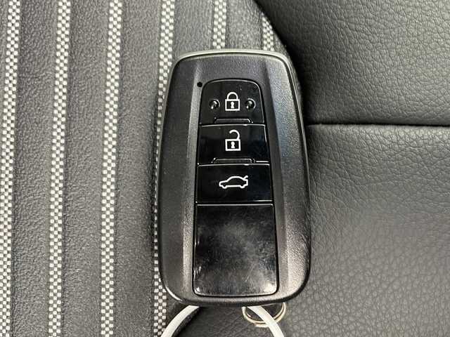 トヨタ カムリ WS 千葉県 2019(平31)年 1.2万km プラチナホワイトパールマイカ ブラインドスポットモニター/パドルシフト/純正ナビ（ＢＴ／ＤＶＤ／ＣＤ／ＴＶ）/ビルトインＥＴＣ/バックカメラ/レーンキープ/オートライト/オートハイビーム/ＬＥＤヘッドライト/プッシュスタート/スマートキー/ドライブレコーダー/ハーフレザーシート/純正AW