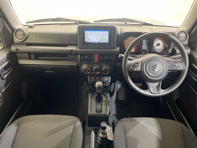 スズキ ジムニー シエラ JC 愛媛県 2025(令7)年 0.5万km ミディアムグレー ダムドlittle G. フロントグリル/ダムドlittle G. フロントバンパー/ダムドlittle G. オーバーフェンダー/ダムドlittle G. リアバンパー/背面ハードタイヤカバー/サイドメッキモール/デジタルインナーミラー//社外ナビ　ダムドトリムＧグリル＆バンパー　デジタルインナーミラー　ＥＴＣ　クルーズコントロール　コーナーセンサー　レーンアシスト　衝突被害軽減ブレーキ　バックカメラ　背面タイヤ　禁煙車