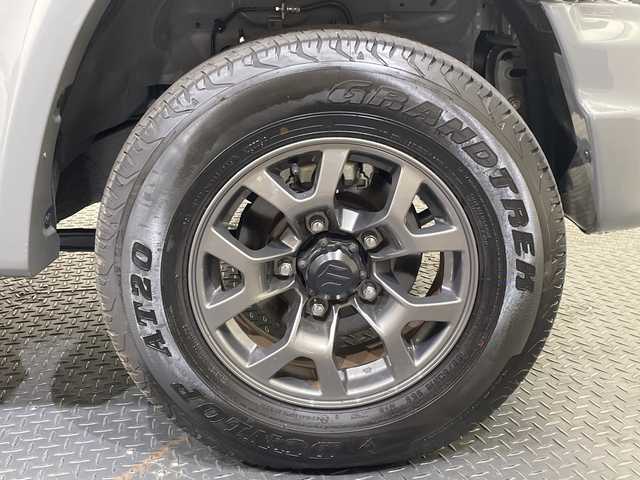 スズキ ジムニー シエラ JC 愛媛県 2025(令7)年 0.5万km ミディアムグレー ダムドlittle G. フロントグリル/ダムドlittle G. フロントバンパー/ダムドlittle G. オーバーフェンダー/ダムドlittle G. リアバンパー/背面ハードタイヤカバー/サイドメッキモール/デジタルインナーミラー//社外ナビ　ダムドトリムＧグリル＆バンパー　デジタルインナーミラー　ＥＴＣ　クルーズコントロール　コーナーセンサー　レーンアシスト　衝突被害軽減ブレーキ　バックカメラ　背面タイヤ　禁煙車