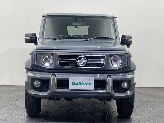 スズキ ジムニー シエラ JC 愛媛県 2025(令7)年 0.5万km ミディアムグレー ダムドlittle G. フロントグリル/ダムドlittle G. フロントバンパー/ダムドlittle G. オーバーフェンダー/ダムドlittle G. リアバンパー/背面ハードタイヤカバー/サイドメッキモール/デジタルインナーミラー//社外ナビ　ダムドトリムＧグリル＆バンパー　デジタルインナーミラー　ＥＴＣ　クルーズコントロール　コーナーセンサー　レーンアシスト　衝突被害軽減ブレーキ　バックカメラ　背面タイヤ　禁煙車