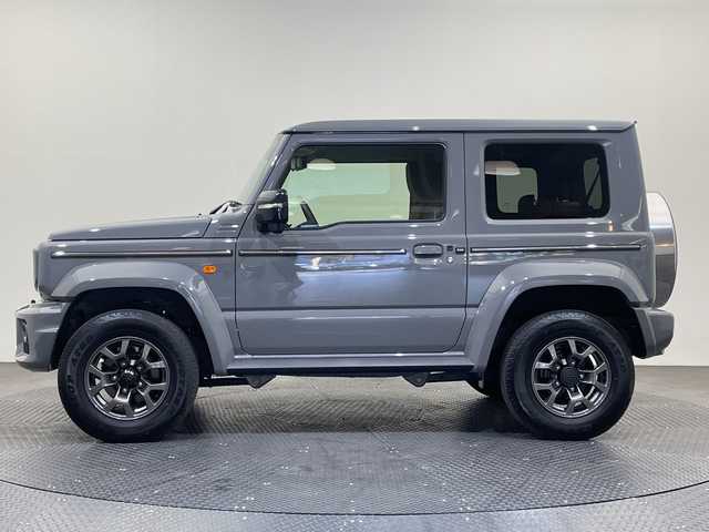 スズキ ジムニー シエラ JC 愛媛県 2025(令7)年 0.5万km ミディアムグレー ダムドlittle G. フロントグリル/ダムドlittle G. フロントバンパー/ダムドlittle G. オーバーフェンダー/ダムドlittle G. リアバンパー/背面ハードタイヤカバー/サイドメッキモール/デジタルインナーミラー//社外ナビ　ダムドトリムＧグリル＆バンパー　デジタルインナーミラー　ＥＴＣ　クルーズコントロール　コーナーセンサー　レーンアシスト　衝突被害軽減ブレーキ　バックカメラ　背面タイヤ　禁煙車