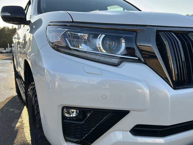 トヨタ ランドクルーザー プラド TX Lパッケージ 石川県 2022(令4)年 4.3万km ホワイトパールクリスタルシャイン サンルーフ/ベージュ革シート/メーカーOPナビ/全方位カメラ（フロント/サイド/リア）/プリクラッシュセーフティ/レーダークルーズコントロール/レーンキープアシスト/パーキングサポートブレーキ/社外足回り/・リフトアップ/ビルトインETC2.0/前後ドライブレコーダー/エアシート/シートヒーター/オートライト/オートハイビーム/LEDヘッドライト/プッシュスタート/ウッドコンビステアリング/ステアリングスイッチ/オートドアミラー/ウィンカーミラー/フロアマット/ドアバイザー