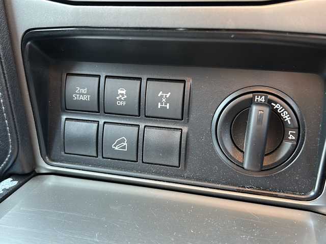 トヨタ ランドクルーザー プラド TX Lパッケージ 石川県 2022(令4)年 4.3万km ホワイトパールクリスタルシャイン サンルーフ/ベージュ革シート/メーカーOPナビ/全方位カメラ（フロント/サイド/リア）/プリクラッシュセーフティ/レーダークルーズコントロール/レーンキープアシスト/パーキングサポートブレーキ/社外足回り/・リフトアップ/ビルトインETC2.0/前後ドライブレコーダー/エアシート/シートヒーター/オートライト/オートハイビーム/LEDヘッドライト/プッシュスタート/ウッドコンビステアリング/ステアリングスイッチ/オートドアミラー/ウィンカーミラー/フロアマット/ドアバイザー