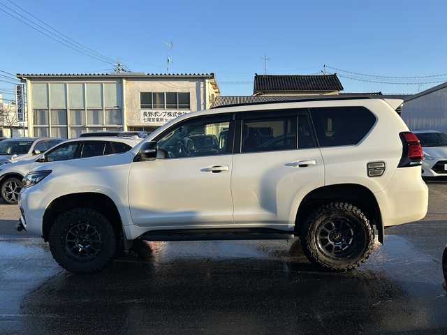 トヨタ ランドクルーザー プラド TX Lパッケージ 石川県 2022(令4)年 4.3万km ホワイトパールクリスタルシャイン サンルーフ/ベージュ革シート/メーカーOPナビ/全方位カメラ（フロント/サイド/リア）/プリクラッシュセーフティ/レーダークルーズコントロール/レーンキープアシスト/パーキングサポートブレーキ/社外足回り/・リフトアップ/ビルトインETC2.0/前後ドライブレコーダー/エアシート/シートヒーター/オートライト/オートハイビーム/LEDヘッドライト/プッシュスタート/ウッドコンビステアリング/ステアリングスイッチ/オートドアミラー/ウィンカーミラー/フロアマット/ドアバイザー