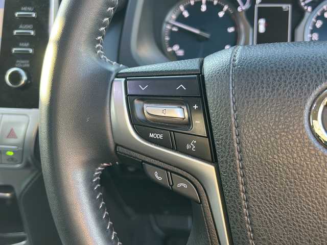 トヨタ ランドクルーザー プラド TX Lパッケージ 石川県 2022(令4)年 4.3万km ホワイトパールクリスタルシャイン サンルーフ/ベージュ革シート/メーカーOPナビ/全方位カメラ（フロント/サイド/リア）/プリクラッシュセーフティ/レーダークルーズコントロール/レーンキープアシスト/パーキングサポートブレーキ/社外足回り/・リフトアップ/ビルトインETC2.0/前後ドライブレコーダー/エアシート/シートヒーター/オートライト/オートハイビーム/LEDヘッドライト/プッシュスタート/ウッドコンビステアリング/ステアリングスイッチ/オートドアミラー/ウィンカーミラー/フロアマット/ドアバイザー