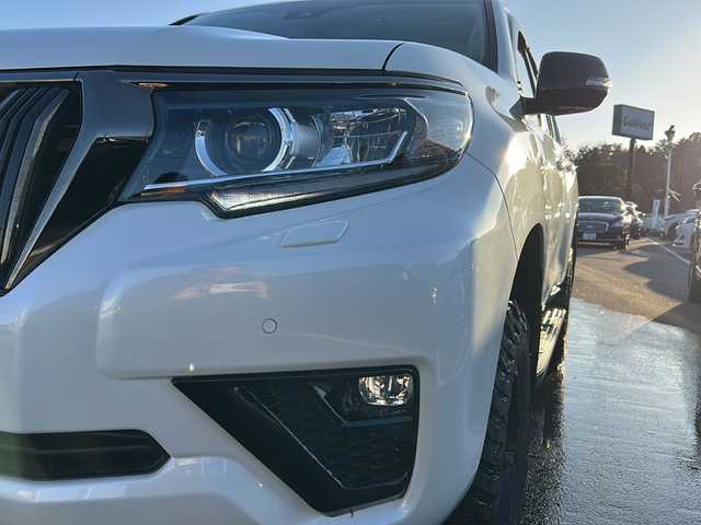 トヨタ ランドクルーザー プラド TX Lパッケージ 石川県 2022(令4)年 4.3万km ホワイトパールクリスタルシャイン サンルーフ/ベージュ革シート/メーカーOPナビ/全方位カメラ（フロント/サイド/リア）/プリクラッシュセーフティ/レーダークルーズコントロール/レーンキープアシスト/パーキングサポートブレーキ/社外足回り/・リフトアップ/ビルトインETC2.0/前後ドライブレコーダー/エアシート/シートヒーター/オートライト/オートハイビーム/LEDヘッドライト/プッシュスタート/ウッドコンビステアリング/ステアリングスイッチ/オートドアミラー/ウィンカーミラー/フロアマット/ドアバイザー