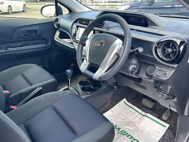 トヨタ アクア S 岡山県 2015(平27)年 8.9万km ブラックマイカ 純正ナビＮＳＣＰ－Ｗ６２　ＢＴ／ＣＤ／フルセグ　バックカメラ　シートヒーター　電格ミラー　オートエアコン　リモコンキー　ＬＥＤ　アイドリングストップ　横滑り防止　純正フロアマット　社外１５インチＡＷ