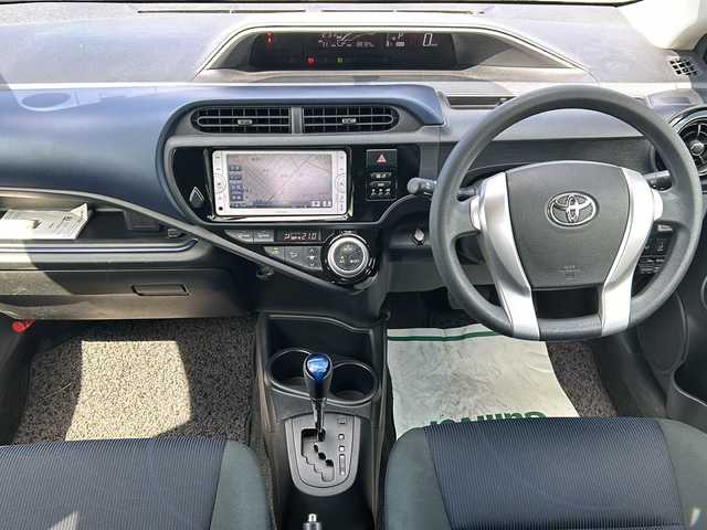 トヨタ アクア S 岡山県 2015(平27)年 8.9万km ブラックマイカ 純正ナビＮＳＣＰ－Ｗ６２　ＢＴ／ＣＤ／フルセグ　バックカメラ　シートヒーター　電格ミラー　オートエアコン　リモコンキー　ＬＥＤ　アイドリングストップ　横滑り防止　純正フロアマット　社外１５インチＡＷ