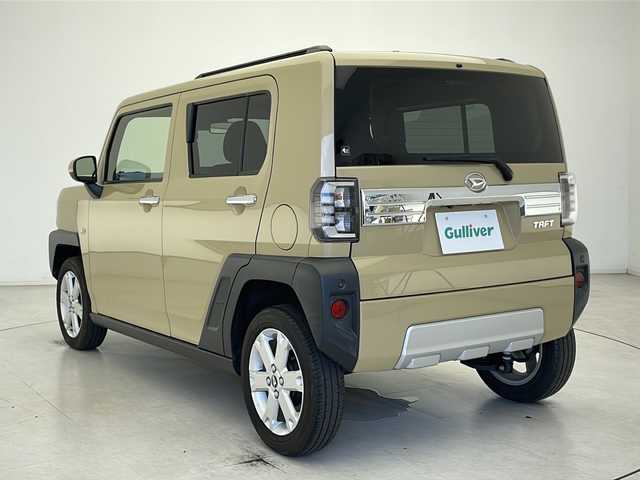 ダイハツ タフト G ターボ クロムベンチャー 千葉県 2022(令4)年 3.2万km サンドベージュメタリック 社外ナビMDV-D409BTW(AM/FM/CD/DVD/TV/BT)/純正15インチアルミホイール/ルーフレール/ガラスルーフ/LEDヘッドライト/LEDフォグライト/スマートキー×2/革巻きステアリング/ステアリングスイッチ/プッシュスタート/オートライト/追従クルーズコントロール/コーナーセンサー/衝突軽減ブレーキ/バックカメラ/ETC/電子パーキング/ブレーキホールド/純正フロアマット/シートヒーター(D+N席)/禁煙車/取扱説明書/保証書