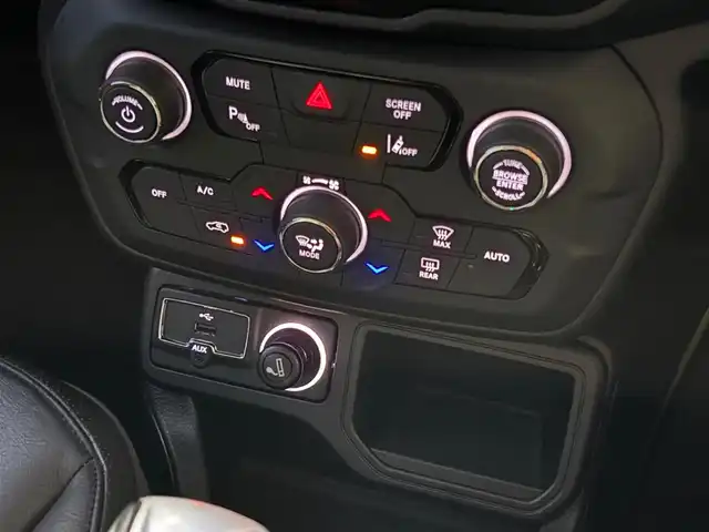 クライスラー・ジープ ジープ レネゲード リミテッド 山梨県 2019(平31)年 4.9万km 黒 後期型/黒革/ACC/純正メモリナビ/バックカメラ/パワーシート/前席シートヒーター/ステアリングヒーター/レーンキープ/衝突軽減ブレーキ/LEDヘッドライト/Bluetooth/USB/純正17インチAW/保証書/取扱説明書/スペアキー