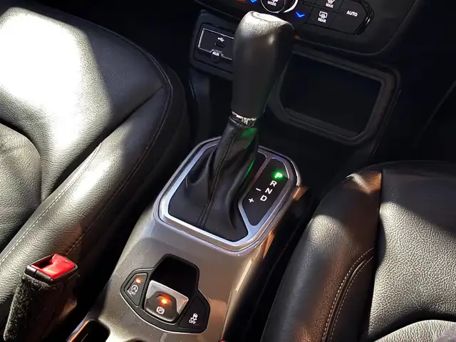 クライスラー・ジープ ジープ レネゲード リミテッド 山梨県 2019(平31)年 4.9万km 黒 後期型/黒革/ACC/純正メモリナビ/バックカメラ/パワーシート/前席シートヒーター/ステアリングヒーター/レーンキープ/衝突軽減ブレーキ/LEDヘッドライト/Bluetooth/USB/純正17インチAW/保証書/取扱説明書/スペアキー