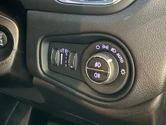 クライスラー・ジープ ジープ レネゲード リミテッド 山梨県 2019(平31)年 4.9万km 黒 後期型/黒革/ACC/純正メモリナビ/バックカメラ/パワーシート/前席シートヒーター/ステアリングヒーター/レーンキープ/衝突軽減ブレーキ/LEDヘッドライト/Bluetooth/USB/純正17インチAW/保証書/取扱説明書/スペアキー