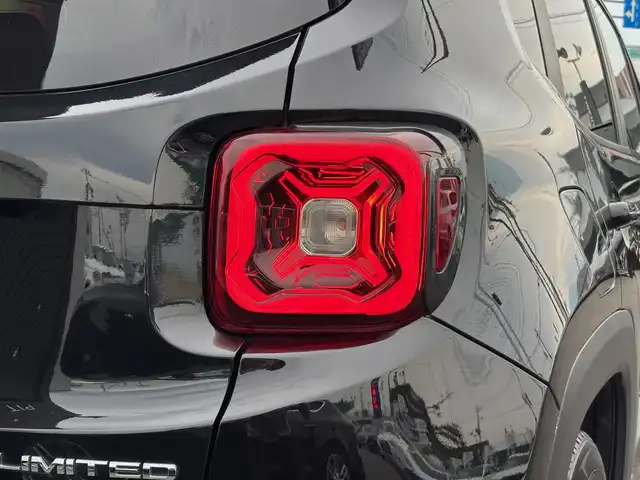 クライスラー・ジープ ジープ レネゲード リミテッド 山梨県 2019(平31)年 4.9万km 黒 後期型/黒革/ACC/純正メモリナビ/バックカメラ/パワーシート/前席シートヒーター/ステアリングヒーター/レーンキープ/衝突軽減ブレーキ/LEDヘッドライト/Bluetooth/USB/純正17インチAW/保証書/取扱説明書/スペアキー