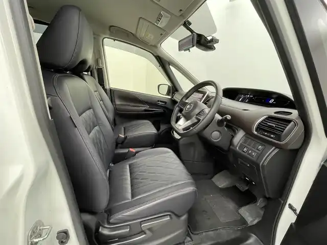 日産 セレナ ハイウェイスター G 熊本県 2020(令2)年 3.2万km ブリリアントホワイトパール 純正10インチナビ（ＣＤ・ＤＶＤ・フルセグ・ＢＴ）/全周囲カメラ　/ビルトインＥＴＣ　/純正前方ドライブレコーダー　/純正11インチフリップダウンモニター/両側パワースライドドア　/前後クリアランスソナー　/プロパイロット　/エマージェンシーブレーキ/ブラインドスポットモニター/レーンキープアシスト/標識認識機能/ふらつき警報機能/横滑り防止/アイドリングストップ/電動パーキングブレーキ/ブレーキホールド/純正フロアマット/純正１６インチAW/オートライト/LEDヘッドライト/スマートキー/プッシュスタート/スペアキー1本/
