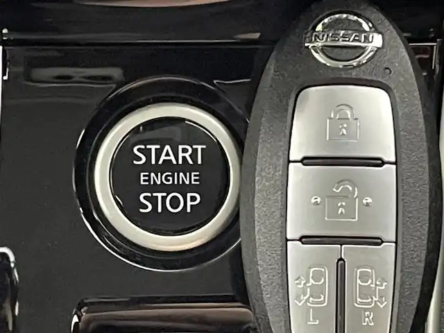 日産 セレナ ハイウェイスター G 熊本県 2020(令2)年 3.2万km ブリリアントホワイトパール 純正10インチナビ（ＣＤ・ＤＶＤ・フルセグ・ＢＴ）/全周囲カメラ　/ビルトインＥＴＣ　/純正前方ドライブレコーダー　/純正11インチフリップダウンモニター/両側パワースライドドア　/前後クリアランスソナー　/プロパイロット　/エマージェンシーブレーキ/ブラインドスポットモニター/レーンキープアシスト/標識認識機能/ふらつき警報機能/横滑り防止/アイドリングストップ/電動パーキングブレーキ/ブレーキホールド/純正フロアマット/純正１６インチAW/オートライト/LEDヘッドライト/スマートキー/プッシュスタート/スペアキー1本/