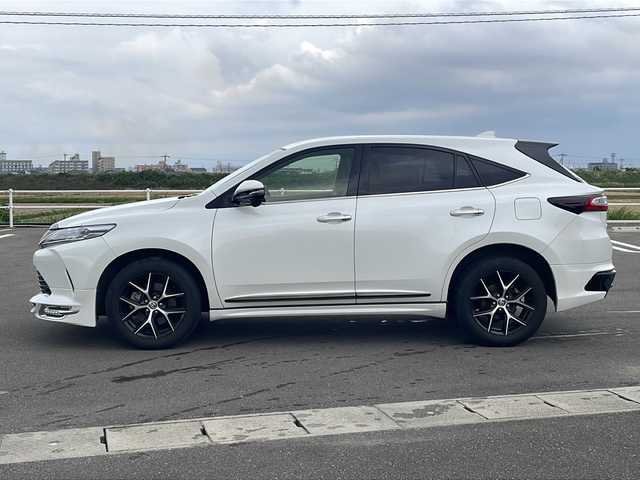 トヨタ ハリアー プレミアム スタイルノアール 佐賀県 2020(令2)年 7.1万km ホワイトパールクリスタルシャイン TRDエアロ/TRDマフラー/ALPINE10型ナビゲーション/・フルセグTV/CD/DVD/Bluetooth/バックカメラ/クリアランスソナー/USBポート/HDMI/電動リアゲート/オートホールド/電子パーキング/ドライブレコーダー/ETC/トヨタセーフティーセンス/・プリクラッシュセーフティ/・レーンディパーチャーアラート/・オートマチックハイビーム/・レーダークルーズコントロール/純正LEDヘッドライト/純正18インチアルミホイール