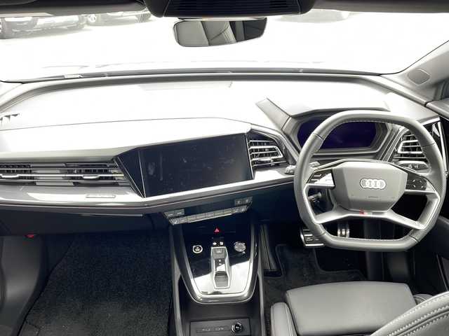 アウディ Ｑ４ ｅ－トロン SB 40e－トロン Sライン 新潟県 2022(令4)年 1.8万km アイスシルバーメタリック ワンオーナー/純正メモリナビ/〈BT／AM／FM〉/全方位カメラ/電動リアゲート/レザーシート/シートメモリー/シートヒーター/ヘッドアップディスプレイ/アダプティブドライブアシスト/パドルシフト/充電ケーブル積載/オートマチックハイビーム/マトリクスLEDライト/チャイルドロック/ETC2.0/リアアームレスト/USB端子入力/スペアキー/保証書/取り扱い説明書