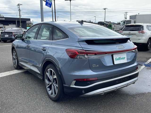 アウディ Ｑ４ ｅ－トロン SB 40e－トロン Sライン 新潟県 2022(令4)年 1.8万km アイスシルバーメタリック ワンオーナー/純正メモリナビ/〈BT／AM／FM〉/全方位カメラ/電動リアゲート/レザーシート/シートメモリー/シートヒーター/ヘッドアップディスプレイ/アダプティブドライブアシスト/パドルシフト/充電ケーブル積載/オートマチックハイビーム/マトリクスLEDライト/チャイルドロック/ETC2.0/リアアームレスト/USB端子入力/スペアキー/保証書/取り扱い説明書