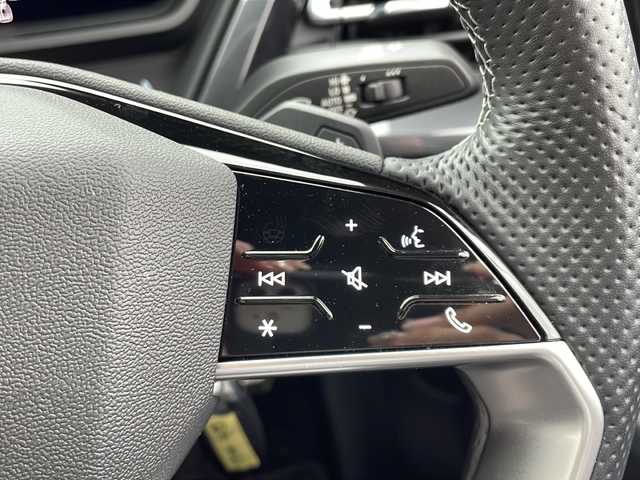 アウディ Ｑ４ ｅ－トロン SB 40e－トロン Sライン 新潟県 2022(令4)年 1.8万km アイスシルバーメタリック ワンオーナー/純正メモリナビ/〈BT／AM／FM〉/全方位カメラ/電動リアゲート/レザーシート/シートメモリー/シートヒーター/ヘッドアップディスプレイ/アダプティブドライブアシスト/パドルシフト/充電ケーブル積載/オートマチックハイビーム/マトリクスLEDライト/チャイルドロック/ETC2.0/リアアームレスト/USB端子入力/スペアキー/保証書/取り扱い説明書
