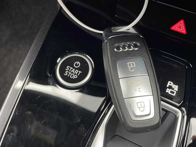 アウディ Ｑ４ ｅ－トロン SB 40e－トロン Sライン 新潟県 2022(令4)年 1.8万km アイスシルバーメタリック ワンオーナー/純正メモリナビ/〈BT／AM／FM〉/全方位カメラ/電動リアゲート/レザーシート/シートメモリー/シートヒーター/ヘッドアップディスプレイ/アダプティブドライブアシスト/パドルシフト/充電ケーブル積載/オートマチックハイビーム/マトリクスLEDライト/チャイルドロック/ETC2.0/リアアームレスト/USB端子入力/スペアキー/保証書/取り扱い説明書