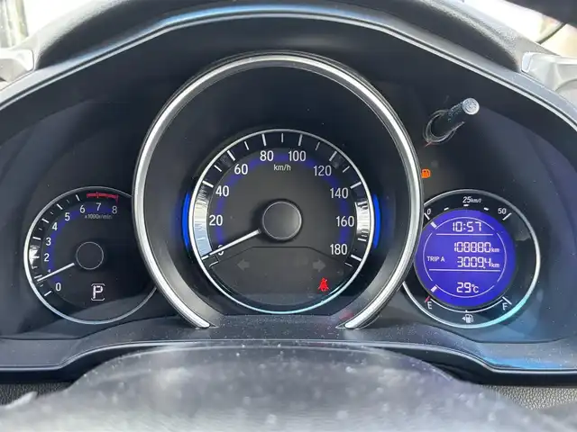 ホンダ フィット 13G Lパッケージ 宮城県 2013(平25)年 10.9万km プレミアムホワイトパール 登録時走行距離108880km/FM・AM・ワンセグTV・CD・DVD・社外ナビ/スペアキーあり/ETC/スマートキー/スターター/アイドリングストップ/プッシュスタート/ウインカーミラー/電動格納ミラー/ドアバイザー/純正フロアマット/社外アルミホイール/カーテンエアバッグ/ECONモード