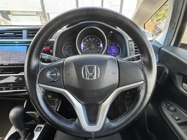 ホンダ フィット 13G Lパッケージ 宮城県 2013(平25)年 10.9万km プレミアムホワイトパール 登録時走行距離108880km/FM・AM・ワンセグTV・CD・DVD・社外ナビ/スペアキーあり/ETC/スマートキー/スターター/アイドリングストップ/プッシュスタート/ウインカーミラー/電動格納ミラー/ドアバイザー/純正フロアマット/社外アルミホイール/カーテンエアバッグ/ECONモード