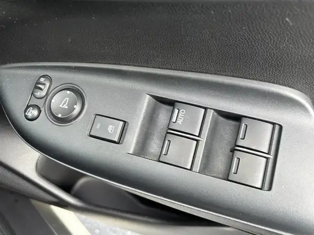 ホンダ フィット 13G Lパッケージ 宮城県 2013(平25)年 10.9万km プレミアムホワイトパール 登録時走行距離108880km/FM・AM・ワンセグTV・CD・DVD・社外ナビ/スペアキーあり/ETC/スマートキー/スターター/アイドリングストップ/プッシュスタート/ウインカーミラー/電動格納ミラー/ドアバイザー/純正フロアマット/社外アルミホイール/カーテンエアバッグ/ECONモード