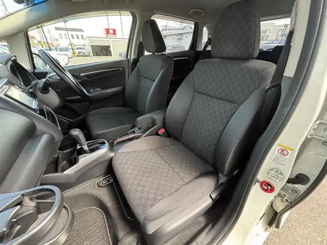 ホンダ フィット 13G Lパッケージ 宮城県 2013(平25)年 10.9万km プレミアムホワイトパール 登録時走行距離108880km/FM・AM・ワンセグTV・CD・DVD・社外ナビ/スペアキーあり/ETC/スマートキー/スターター/アイドリングストップ/プッシュスタート/ウインカーミラー/電動格納ミラー/ドアバイザー/純正フロアマット/社外アルミホイール/カーテンエアバッグ/ECONモード