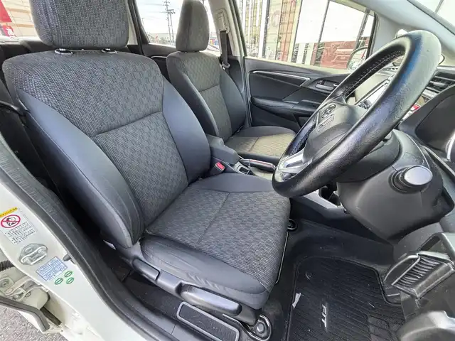 ホンダ フィット 13G Lパッケージ 宮城県 2013(平25)年 10.9万km プレミアムホワイトパール 登録時走行距離108880km/FM・AM・ワンセグTV・CD・DVD・社外ナビ/スペアキーあり/ETC/スマートキー/スターター/アイドリングストップ/プッシュスタート/ウインカーミラー/電動格納ミラー/ドアバイザー/純正フロアマット/社外アルミホイール/カーテンエアバッグ/ECONモード