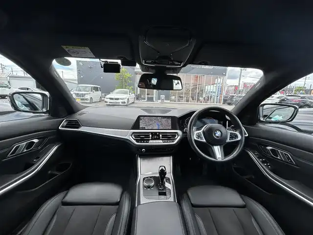 ＢＭＷ ３２０ｉ ツーリング Mスポーツ 滋賀県 2022(令4)年 2.5万km サファイアブラックP ドライビングアシストプロフェッショナル/・ACC(ストップ&ゴー機能付)/・ステアリング&レーンコントロールアシスト/・レーンディパーチャーウォーニング/・レーンチェンジウォーニング/・衝突回避・被害軽減ブレーキ/・クロストラフィックウォーニング(フロント&リヤ)/BMWライブコックピット/・12.3インチ マルチディスプレイメーターパネル/・10.25インチ ワイドコントロールディスプレイ/・HDDナビゲーションシステム/オートマチックテールゲート/コンフォートアクセス/電動フロントシート/フロントシートヒーティング/アダプティブLEDヘッドライト/ハイビームアシスタント/パーキングアシスト/リヤビューカメラ/PDC/オートライト/レインセンサー/自動防眩ルームミラー /アンビエントライト/ワイヤレスチャージング/ルームミラー内蔵ETC　/ドライブレコーダー