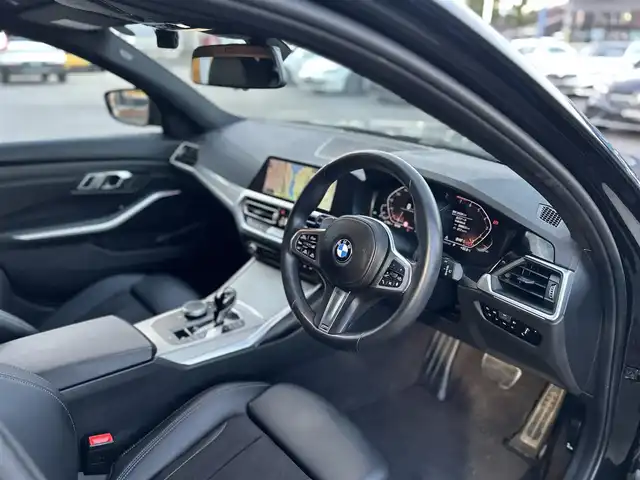 ＢＭＷ ３２０ｉ ツーリング Mスポーツ 滋賀県 2022(令4)年 2.5万km サファイアブラックP ドライビングアシストプロフェッショナル/・ACC(ストップ&ゴー機能付)/・ステアリング&レーンコントロールアシスト/・レーンディパーチャーウォーニング/・レーンチェンジウォーニング/・衝突回避・被害軽減ブレーキ/・クロストラフィックウォーニング(フロント&リヤ)/BMWライブコックピット/・12.3インチ マルチディスプレイメーターパネル/・10.25インチ ワイドコントロールディスプレイ/・HDDナビゲーションシステム/オートマチックテールゲート/コンフォートアクセス/電動フロントシート/フロントシートヒーティング/アダプティブLEDヘッドライト/ハイビームアシスタント/パーキングアシスト/リヤビューカメラ/PDC/オートライト/レインセンサー/自動防眩ルームミラー /アンビエントライト/ワイヤレスチャージング/ルームミラー内蔵ETC　/ドライブレコーダー
