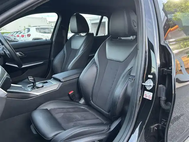 ＢＭＷ ３２０ｉ ツーリング Mスポーツ 滋賀県 2022(令4)年 2.5万km サファイアブラックP ドライビングアシストプロフェッショナル/・ACC(ストップ&ゴー機能付)/・ステアリング&レーンコントロールアシスト/・レーンディパーチャーウォーニング/・レーンチェンジウォーニング/・衝突回避・被害軽減ブレーキ/・クロストラフィックウォーニング(フロント&リヤ)/BMWライブコックピット/・12.3インチ マルチディスプレイメーターパネル/・10.25インチ ワイドコントロールディスプレイ/・HDDナビゲーションシステム/オートマチックテールゲート/コンフォートアクセス/電動フロントシート/フロントシートヒーティング/アダプティブLEDヘッドライト/ハイビームアシスタント/パーキングアシスト/リヤビューカメラ/PDC/オートライト/レインセンサー/自動防眩ルームミラー /アンビエントライト/ワイヤレスチャージング/ルームミラー内蔵ETC　/ドライブレコーダー