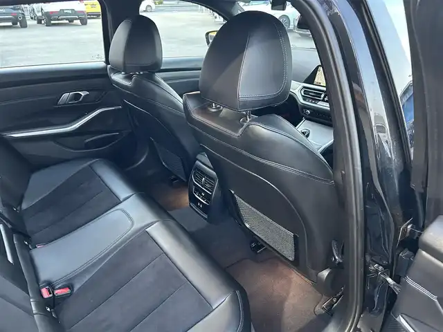 ＢＭＷ ３２０ｉ ツーリング Mスポーツ 滋賀県 2022(令4)年 2.5万km サファイアブラックP ドライビングアシストプロフェッショナル/・ACC(ストップ&ゴー機能付)/・ステアリング&レーンコントロールアシスト/・レーンディパーチャーウォーニング/・レーンチェンジウォーニング/・衝突回避・被害軽減ブレーキ/・クロストラフィックウォーニング(フロント&リヤ)/BMWライブコックピット/・12.3インチ マルチディスプレイメーターパネル/・10.25インチ ワイドコントロールディスプレイ/・HDDナビゲーションシステム/オートマチックテールゲート/コンフォートアクセス/電動フロントシート/フロントシートヒーティング/アダプティブLEDヘッドライト/ハイビームアシスタント/パーキングアシスト/リヤビューカメラ/PDC/オートライト/レインセンサー/自動防眩ルームミラー /アンビエントライト/ワイヤレスチャージング/ルームミラー内蔵ETC　/ドライブレコーダー