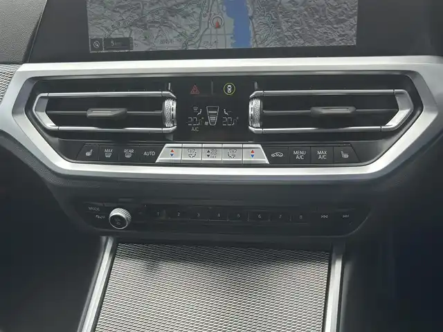 ＢＭＷ ３２０ｉ ツーリング Mスポーツ 滋賀県 2022(令4)年 2.5万km サファイアブラックP ドライビングアシストプロフェッショナル/・ACC(ストップ&ゴー機能付)/・ステアリング&レーンコントロールアシスト/・レーンディパーチャーウォーニング/・レーンチェンジウォーニング/・衝突回避・被害軽減ブレーキ/・クロストラフィックウォーニング(フロント&リヤ)/BMWライブコックピット/・12.3インチ マルチディスプレイメーターパネル/・10.25インチ ワイドコントロールディスプレイ/・HDDナビゲーションシステム/オートマチックテールゲート/コンフォートアクセス/電動フロントシート/フロントシートヒーティング/アダプティブLEDヘッドライト/ハイビームアシスタント/パーキングアシスト/リヤビューカメラ/PDC/オートライト/レインセンサー/自動防眩ルームミラー /アンビエントライト/ワイヤレスチャージング/ルームミラー内蔵ETC　/ドライブレコーダー