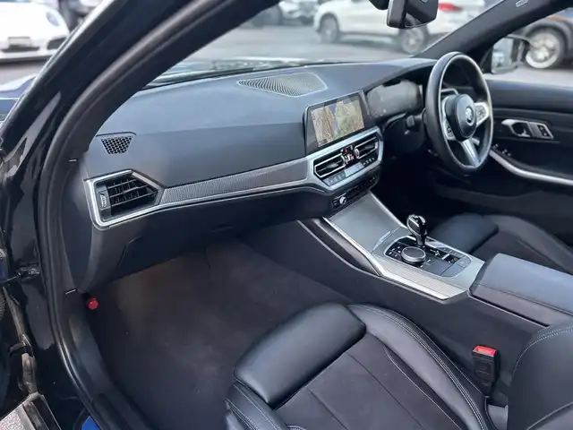 ＢＭＷ ３２０ｉ ツーリング Mスポーツ 滋賀県 2022(令4)年 2.5万km サファイアブラックP ドライビングアシストプロフェッショナル/・ACC(ストップ&ゴー機能付)/・ステアリング&レーンコントロールアシスト/・レーンディパーチャーウォーニング/・レーンチェンジウォーニング/・衝突回避・被害軽減ブレーキ/・クロストラフィックウォーニング(フロント&リヤ)/BMWライブコックピット/・12.3インチ マルチディスプレイメーターパネル/・10.25インチ ワイドコントロールディスプレイ/・HDDナビゲーションシステム/オートマチックテールゲート/コンフォートアクセス/電動フロントシート/フロントシートヒーティング/アダプティブLEDヘッドライト/ハイビームアシスタント/パーキングアシスト/リヤビューカメラ/PDC/オートライト/レインセンサー/自動防眩ルームミラー /アンビエントライト/ワイヤレスチャージング/ルームミラー内蔵ETC　/ドライブレコーダー
