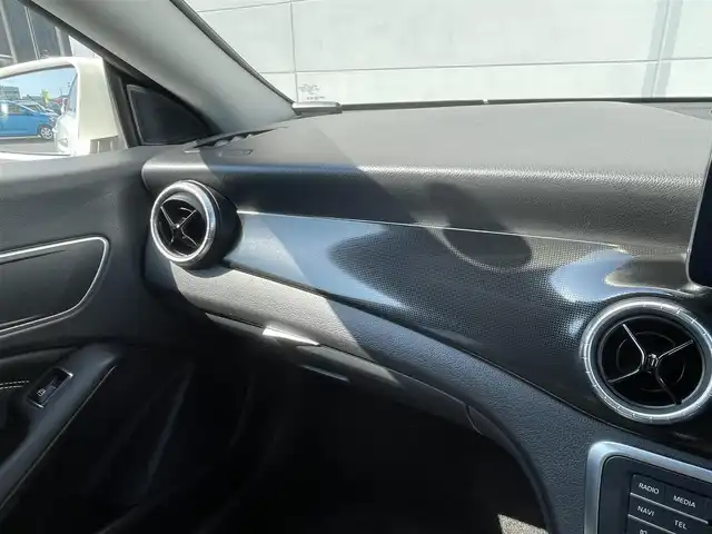 メルセデス・ベンツ ＣＬＡ１８０ Sブレイク 千葉県 2017(平29)年 4.8万km カルサイトホワイト レーダーセーフティパッケージ/・衝突軽減ブレーキ/レーンキープアシスト/・レーダークルーズコントロール/・ブラインドスポットモニター/クリアランスソナー/純正メーカーナビ/　フルセグ/BT/DVD/CD/USB/バックカメラ/パドルシフト/ステアリングスイッチ/ETC/ハーフレザーシート/シートヒーター(D/N席)/パワーバックドア/キーレスエントリー/LEDヘッドライト/オートライト/純正フロアマット/純正18インチAW
